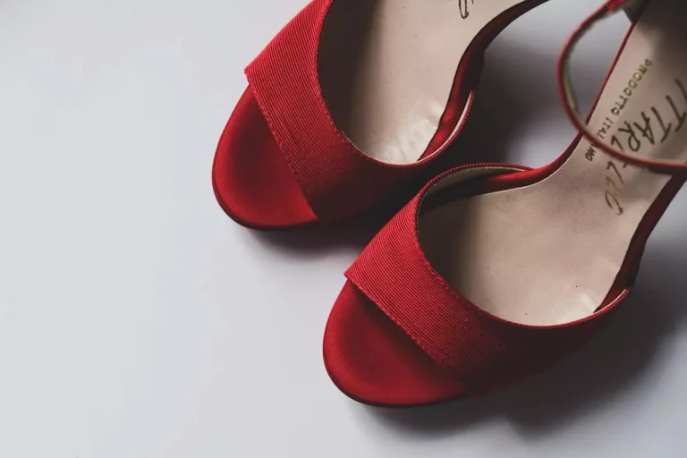 Zakup butów damskich online: praktyczne wskazówki dla spragnionych mody i wygody